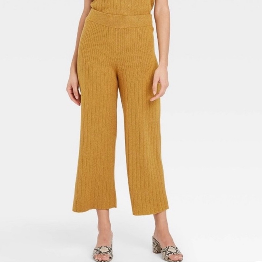 NWT! Who What Wear women’s size medium cropped knit pants. Part of a set!